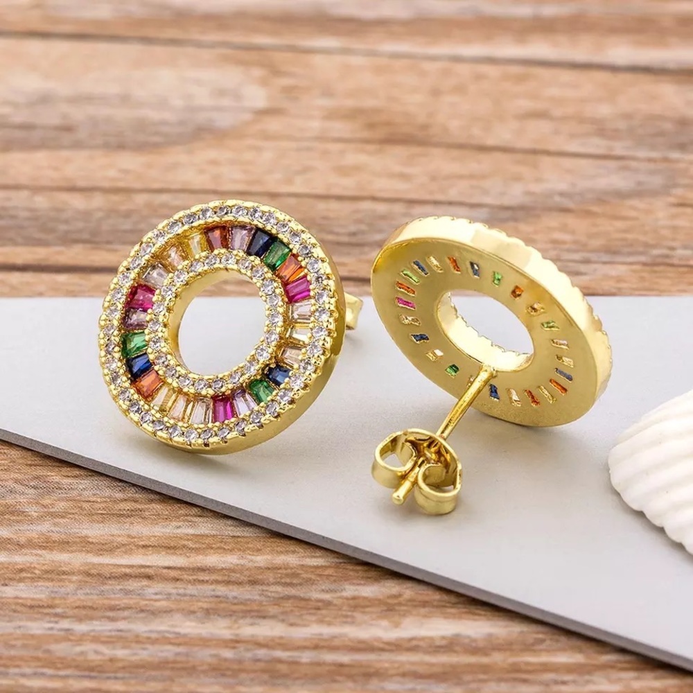 Round stud earring